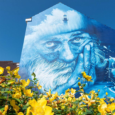 Pêcheur pensif Son auteur est un artiste rennais, Aéro, qui l’a réalisée dans le cadre du festival d’art urbain et de street-art de la ville de Calais, organisé en 2021 par...