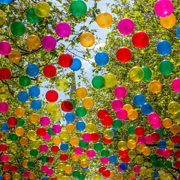 CB7_8532 Les boulevards de Calais vont changer avec les décors de l'artiste portugaise Patricia Cunha. Du 28 mai au 30 septembre, des ballons et des franges de couleurs...