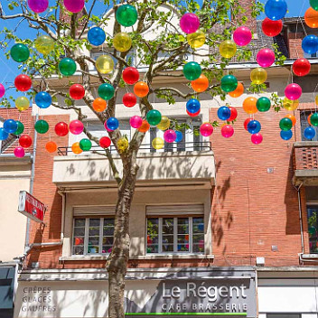 CB7_8563 Les boulevards de Calais vont changer avec les décors de l'artiste portugaise Patricia Cunha. Du 28 mai au 30 septembre, des ballons et des franges de couleurs...