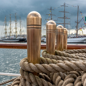 10_CB73567 Cabillots et cordages de Shabab Oman2 devant Sagres2 ,Kruzenstern et Mir au Havre sept. 2017