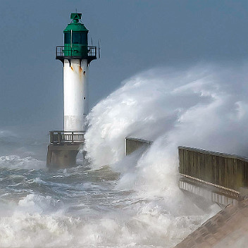 Les vagues d'Eunice et le phare de Calais Tempete Eunice sud ouest 174 Km/h au cap gris nez,138 kmh à Calais au maxi (Source NL)- marée haute à 14h00