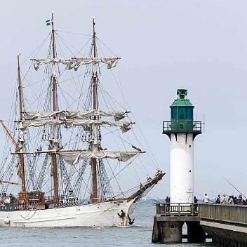 Le Français entre dans les jetées de Calais