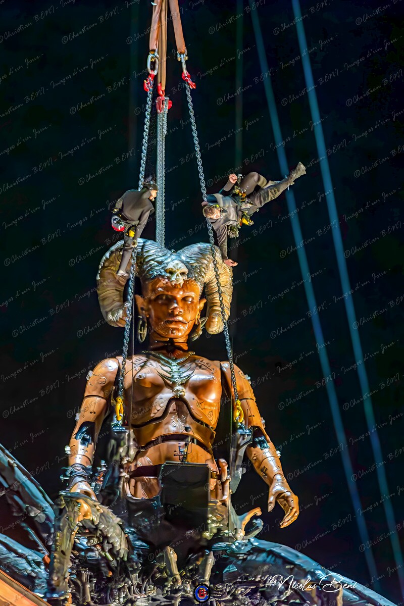 Varan_07112025-35 RED VERT. 