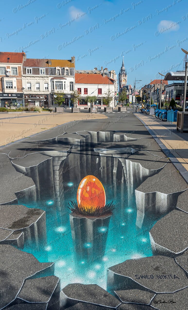 Oeuf de dragon Au niveau du grand théâtre, un nouveau trompe-l’œil de Sweo & Nikita représentant un œuf de dragon. https://www.noemievousinvite.fr/street-art-a-calais/