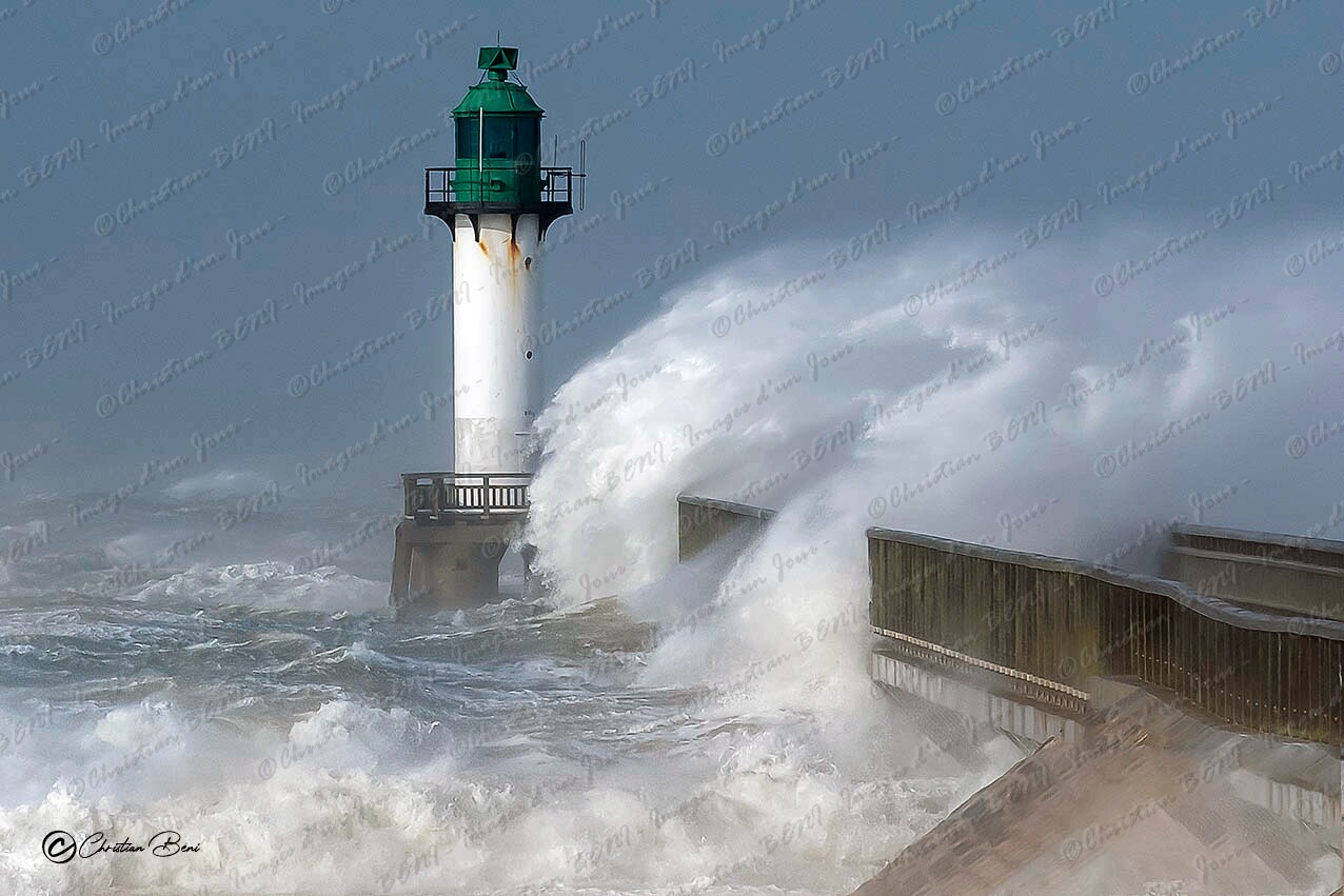 Les vagues d'Eunice et le phare de Calais Tempete Eunice sud ouest 174 Km/h au cap gris nez,138 kmh à Calais au maxi (Source NL)- marée haute à 14h00