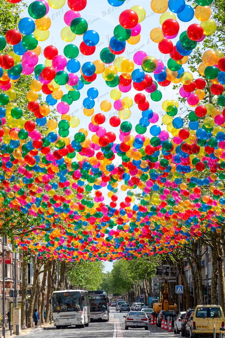 CB7_8596 Les boulevards de Calais vont changer avec les décors de l'artiste portugaise Patricia Cunha. Du 28 mai au 30 septembre, des ballons et des franges de couleurs par milliers vont surplomber certains axes de la ville. Profitez en et entrez sous un ciel de bulles colorées, à bientôt...