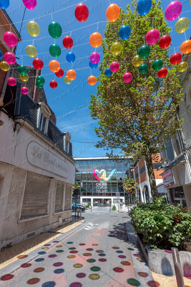 CB7_8613 Les boulevards de Calais vont changer avec les décors de l'artiste portugaise Patricia Cunha. Du 28 mai au 30 septembre, des ballons et des franges de couleurs par milliers vont surplomber certains axes de la ville. Profitez en et entrez sous un ciel de bulles colorées, à bientôt...