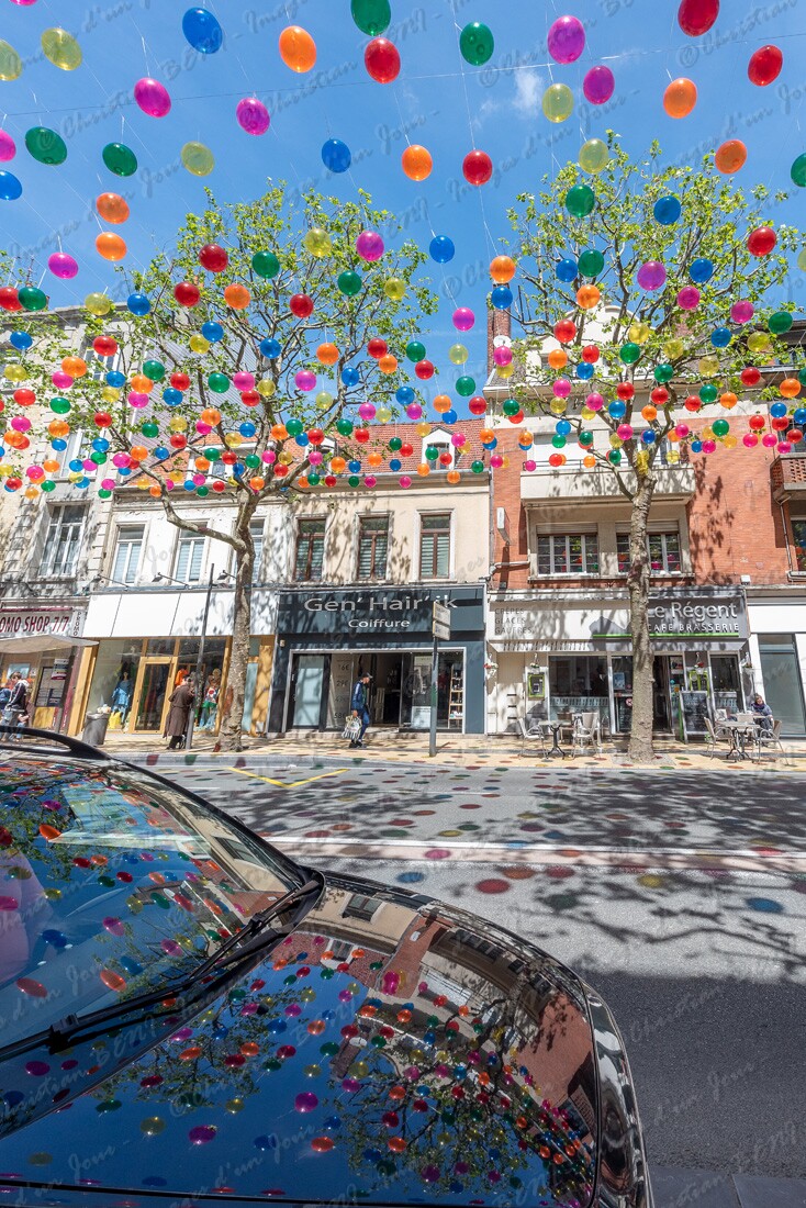 CB7_8619 Les boulevards de Calais vont changer avec les décors de l'artiste portugaise Patricia Cunha. Du 28 mai au 30 septembre, des ballons et des franges de couleurs par milliers vont surplomber certains axes de la ville. Profitez en et entrez sous un ciel de bulles colorées, à bientôt...