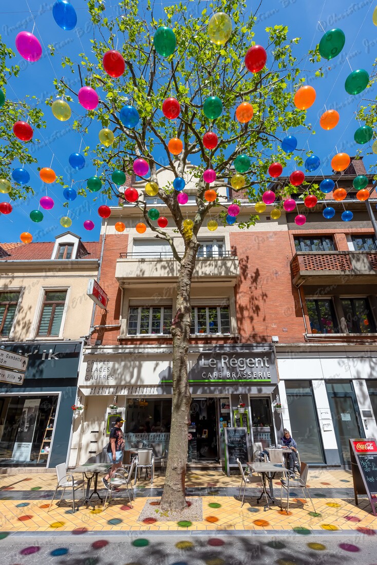 CB7_8623 Les boulevards de Calais vont changer avec les décors de l'artiste portugaise Patricia Cunha. Du 28 mai au 30 septembre, des ballons et des franges de couleurs par milliers vont surplomber certains axes de la ville. Profitez en et entrez sous un ciel de bulles colorées, à bientôt...