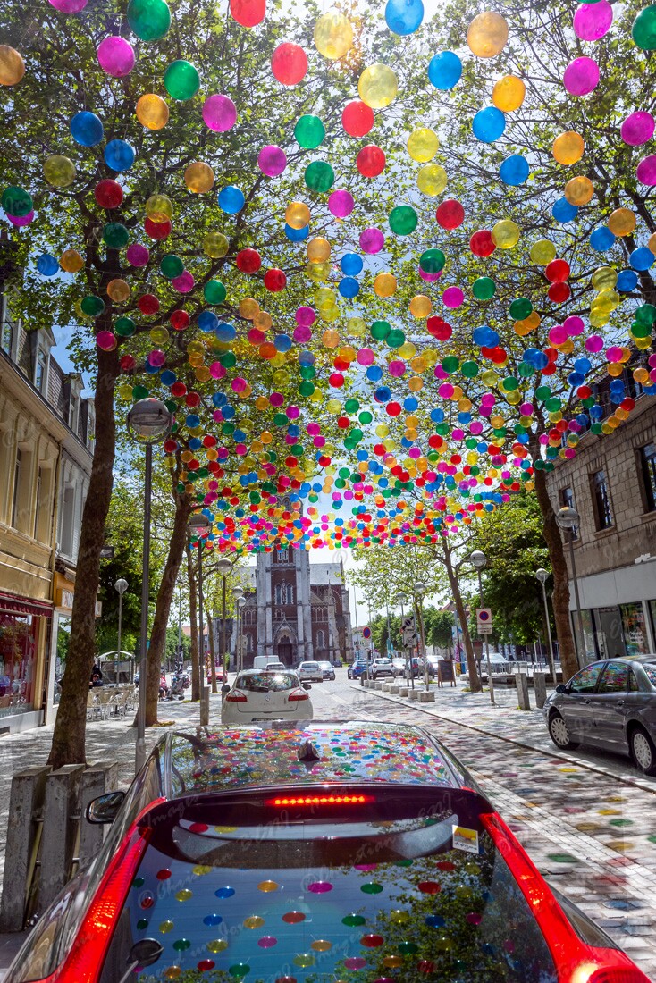 CB7_8627 Les boulevards de Calais vont changer avec les décors de l'artiste portugaise Patricia Cunha. Du 28 mai au 30 septembre, des ballons et des franges de couleurs par milliers vont surplomber certains axes de la ville. Profitez en et entrez sous un ciel de bulles colorées, à bientôt...