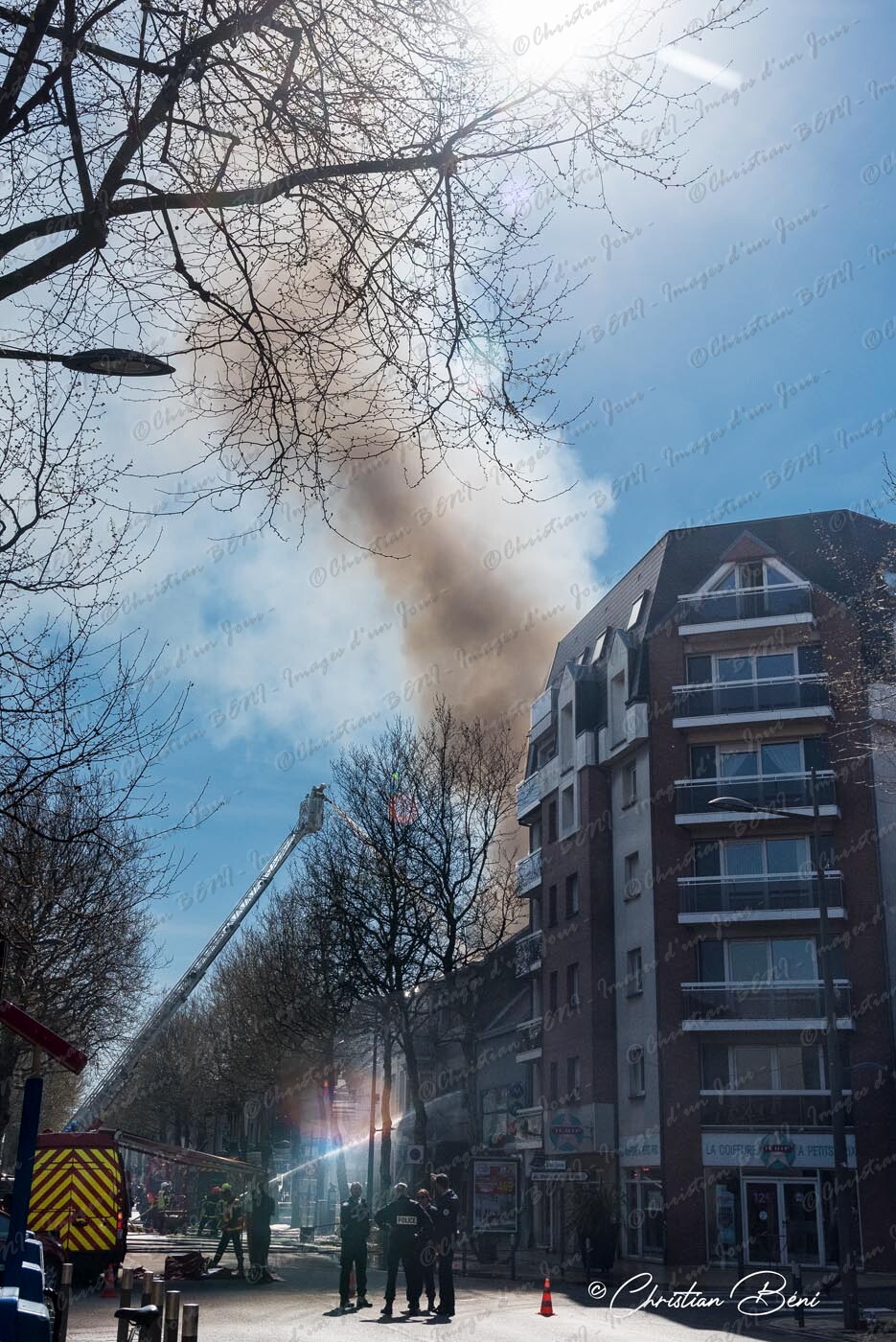 _CB72961 L’incendie d’origine accidentel s’est propagé aux commerces adjacents. Depuis prés de 6 ans, l’ancienne agence de voyages TUI Store et le café-brasserie n’ont pas été reconstruits. Si Enedis a été reconnu responsable du départ de feu, d’après le propriétaire du café, d’autres experts devront retourner sur les lieux prochainement...
