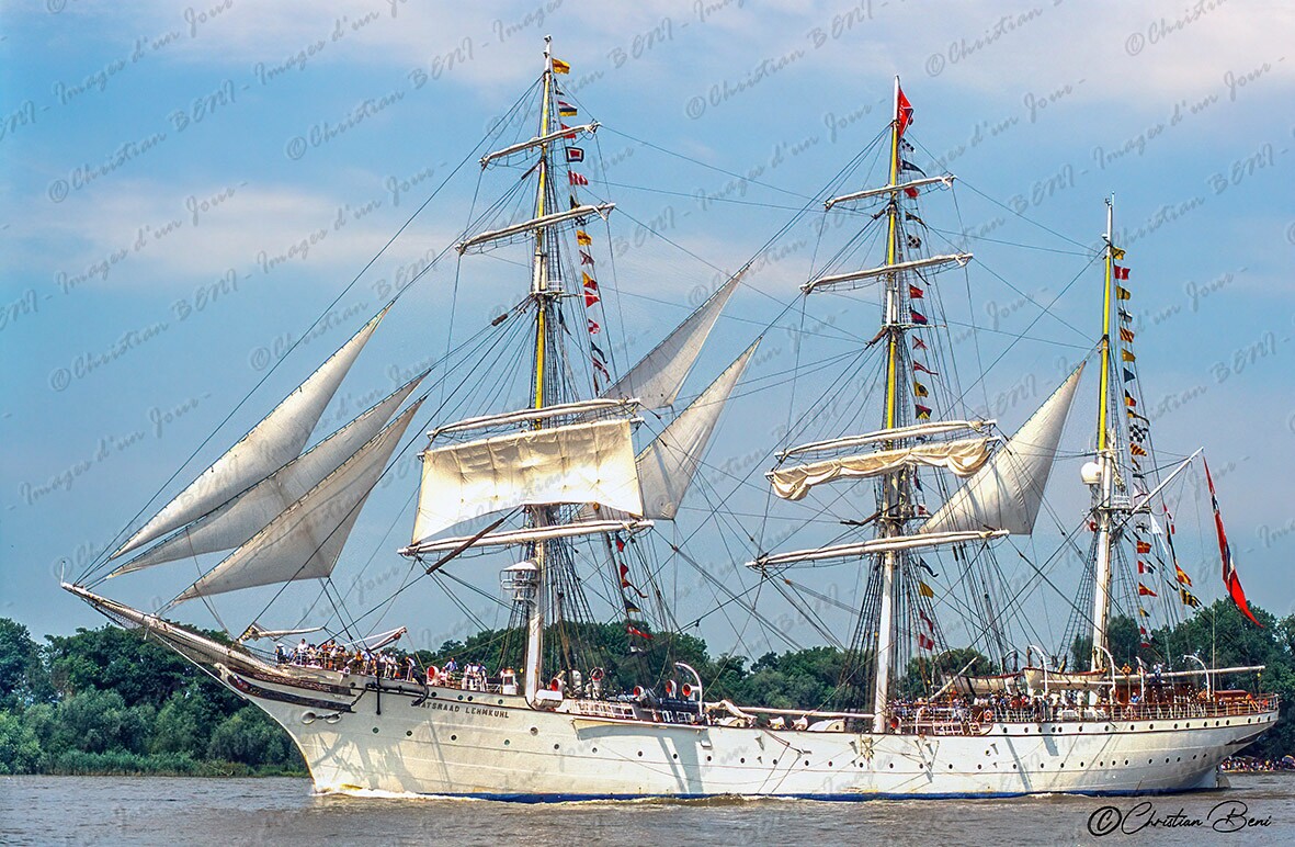 Captain Miranda Descente de l'armada sur la seine vers Honfleur juin 1999