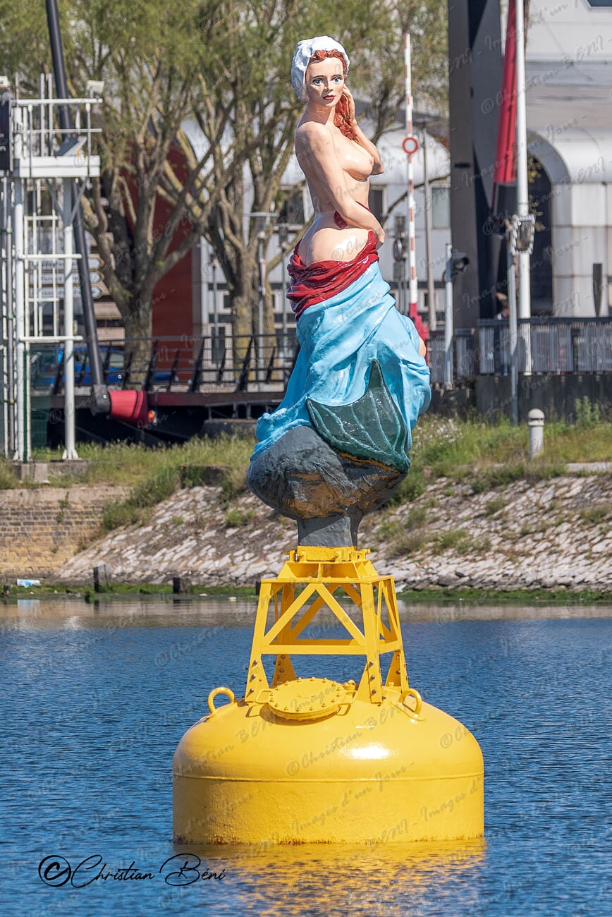 La Sirène La bouée Sirène de Dunkerque accueille les marins du monde entier depuis 1989.Elle a été rénovée et restylée en 2005 après son échouage a l'entrée du port.Tous les ans elle passe l'hiver à l'abri des tempètes.En 2021 elle subit un nouveau relooking.
