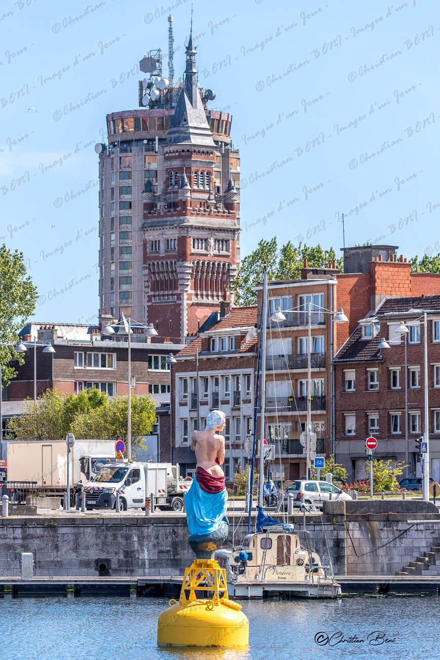 La Sirène La bouée Sirène de Dunkerque accueille les marins du monde entier depuis 1989.Elle a été rénovée et restylée en 2005 après son échouage a l'entrée du port.Tous les ans elle passe l'hiver à l'abri des tempètes.En 2021 elle subit un nouveau relooking.