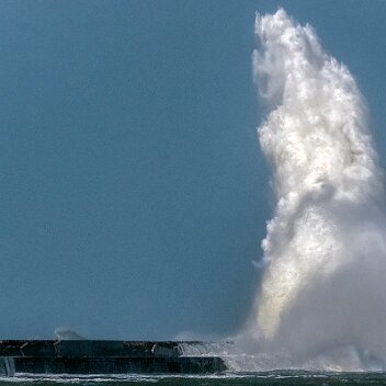 _CB76114 Le Fantome du gardien de Phare assis sur le blockhaus de la digue Carnot à Boulogne sur Mer;