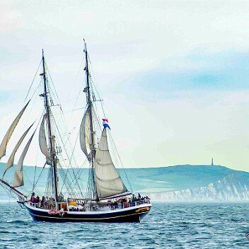 Morgenster à Sangatte Morgenster à Sangatte Le Morgenster est un brick (deux-mâts) hollandais, coque et pont acier, qui a rejoint les courses de grands voiliers après sa restauration...
