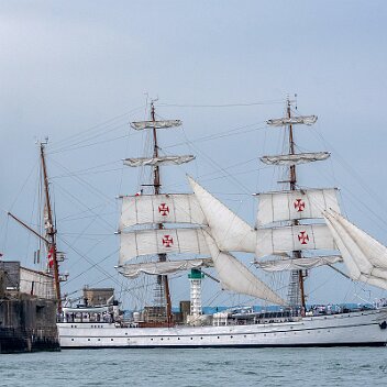Sagres II sort du port du Havre sept 2017 Longueur 89,48 m Maître-bau 12,02 m Tirant d'eau 5,30 m Voilure 1 796 m2 (23 voiles) Le NRP Sagres, ou Sagres III, est un trois-mâts barque, à coque acier,...