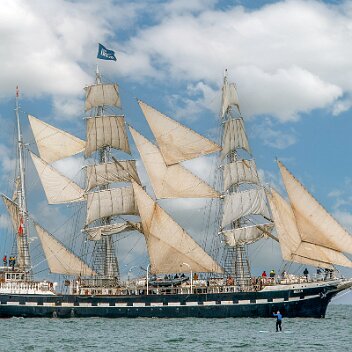 Belem et Belle poule au Havre Le Belem (1896) est le dernier trois-mâts barque français à coque en acier2, un des plus anciens trois-mâts en Europe en état de navigation et le second plus...