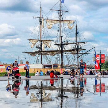 Reflet d'etoile du Roy dans le miroir d'eau à Bordeaux L’Étoile du Roy est un trois-mâts carré de 46 m, réplique inspirée d'une frégate corsaire anglaise du XVIIIe siècle, du type sixième rang de 20 canons selon la...