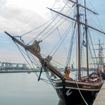 L’Étoile de France Amarré depuis 2021 dans le port de Saint-Nazaire, le bateau coule, dans la nuit du 28 au 29 octobre 2023, site à la tempête Céline[marré depuis 2021 dans le...